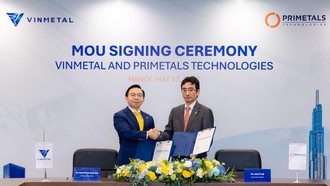 Ông Phạm Nhật Quân Anh - Tổng giám đốc Công ty VinMetal và ông Kosei Tsuji - Phó Chủ tịch điều hành Primetals Technologies ký kết thỏa thuận hợp tác.