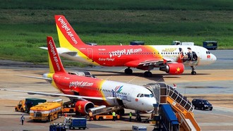 Do ảnh hưởng của bão số 4 nên nhiều hãng hàng không phải lùi giờ bay