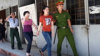 Hoa khôi Phạm Thị Thanh Hiền (áo đỏ) 