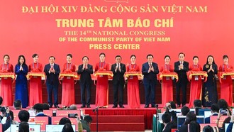 Các đại biểu cắt băng khánh thành Trung tâm Báo chí phục vụ Đại hội XIV của Đảng