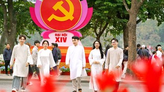 Giới trẻ TP Hà Nội lưu lại hình ảnh đẹp tại phố đi bộ Hồ Gươm trong không khí chào mừng Đại hội Đại biểu toàn quốc lần thứ XIV của Đảng.