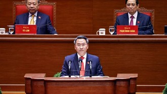 Đồng chí Nguyễn Mạnh Hùng, Phó Giám đốc Học viện Chính trị quốc gia Hồ Chí Minh, trình bày tham luận “Hoàn thiện lý luận về đường lối đổi mới của Đảng trong kỷ nguyên vươn mình của dân tộc”. Ảnh: TTXVN