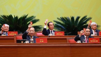 Đại hội XIV của Đảng biểu quyết thông qua điều chỉnh chương trình Đại hội, chiều 21/1. Ảnh: TTXVN