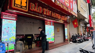 Lực lượng chức năng có mặt tại cửa hàng vàng Bảo Tín Minh Châu.