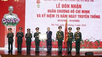 Tổng Bí thư Tô Lâm, Bí Quân ủy Trung ương trao Huân chương Hồ Chí Minh tặng Bệnh viện Trung ương Quân đội 108. Ảnh: Thống Nhất/TTXVN