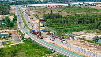 Toàn cảnh công trường thi công trục đại lộ ĐT.975 mở rộng.