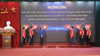 Các đại biểu thực hiện nghi thức phát động Ngày Sức khỏe toàn dân của thành phố Hà Nội.