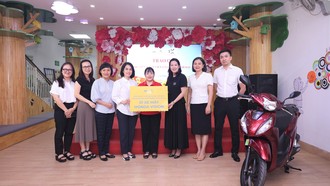 Bà Nguyễn Thanh Huyền - Giám đốc Ban MarCom, Đại diện PVcomBank (đứng thứ ba từ phải qua) trao tặng xe máy cho cô giáo Trần Thị Thúy Phương (áo đỏ)