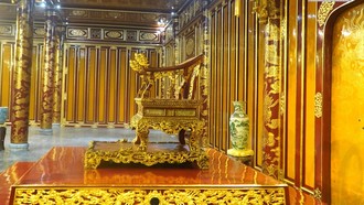 Bảo vật quốc gia Ngai vua triều Nguyễn được trưng bày tại điện Thái Hòa - Đại Nội Huế trước thời điểm bị xâm hại gây hư hỏng