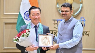 Ông Phạm Sanh Châu (trái) - Tổng Giám đốc Vingroup khu vực châu Á và ông Devendra Fadnavis - Thủ hiến bang Maharashtra, Ấn Độ tại lễ ký kết.