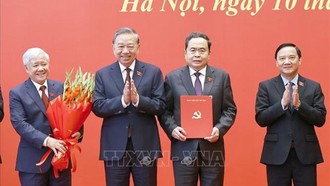 Tổng Bí thư, Chủ tịch nước Tô Lâm trao Quyết định của Bộ Chính trị về việc chỉ định Ban Chấp hành, Ban Thường vụ, Bí thư, Phó Bí thư Đảng uỷ Quốc hội nhiệm kỳ 2025 -2030 cho Chủ tịch Quốc hội Trần Thanh Mẫn và các Phó Chủ tịch Quốc hội. Ảnh:TTXVN