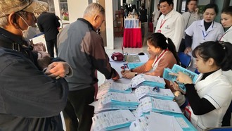 Bác sĩ bệnh viện tuyến trên xuống tuyến dưới khám bệnh cho người dân. 