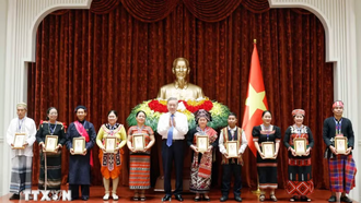 Tổng Bí thư, Chủ tịch nước Tô Lâm tặng chân dung Chủ tịch Hồ Chí Minh cho các già làng, trưởng bản, nghệ nhân, người có uy tín tiêu biểu toàn quốc.