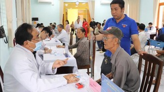 Đoàn cán bộ, bác sĩ thăm khám, tầm soát bệnh cho người dân. 