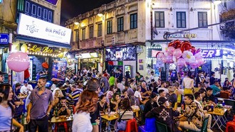 Khu vực các phố quanh Hồ Gươm đón nhiều người dân và du khách nước ngoài tới vui chơi, thưởng thức ẩm thực.