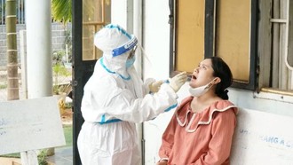 Trung tâm Kiểm soát bệnh tật tỉnh Đắk Lắk truy vết, lấy mẫu xét nghiệm người tiếp xúc gần bệnh nhi. 