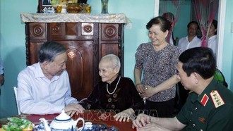 Tổng Bí thư, Chủ tịch nước Tô Lâm thăm hỏi và tặng quà cho Mẹ Việt Nam Anh hùng Huỳnh Thị Lơ.