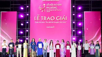 Bà Nguyễn Thị Hội An, Phó Giám đốc Sở VHTTDL Đà Nẵng trao giải Nhất cho tác giả Trần Xuân Sinh với tác phẩm “Áo dài tung bay trên đất nước thanh bình”