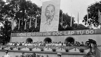 Hàng triệu nhân dân Sài Gòn - Gia Định đổ về quảng trường trước trụ sở Ủy ban quân quản thành phố để dự Lễ mừng chiến thắng (15/5/1975).