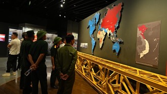 Dòng người đổ về Bảo tàng Lịch sử Quân sự Việt Nam để cùng ôn lại lịch sử.