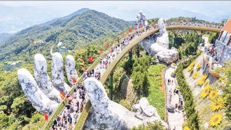 Du khách thưởng lãm khung cảnh công trình "Cầu Vàng" rợp bóng cờ đỏ sao vàng.