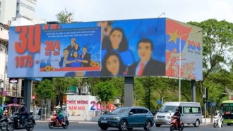 Thành phố Hồ Chí Minh rực rỡ cờ hoa, băng rôn, khẩu hiệu mừng 51 năm Ngày Giải phóng miền nam, thống nhất đất nước.