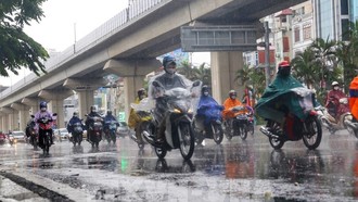 Không khí lạnh gây mưa vừa, dông rải rác tại Bắc Bộ, trời chuyển mát.