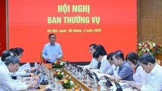 Đồng chí Trần Cẩm Tú, Ủy viên Bộ Chính trị, Thường trực Ban Bí thư, Bí thư Đảng ủy các cơ quan Đảng Trung ương chủ trì Hội nghị Ban Thường vụ và Hội nghị Ban Chấp hành Đảng bộ lần thứ nhất. 