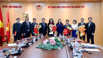 Chủ nhiệm Ủy ban Dân nguyện và Giám sát Lê Thị Nga trao các nghị quyết và tặng hoa cho các Ủy viên là đại biểu Quốc hội hoạt động chuyên trách tại Ủy ban, ngày 13/4/2026. Ảnh: quochoi.vn