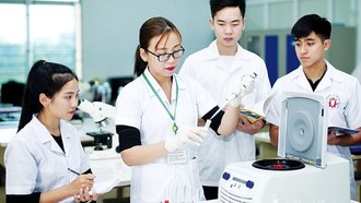 Sinh viên Khoa Khoa học tự nhiên (Trường đại học Hùng Vương) nghiên cứu, thực hành hóa sinh học. (Ảnh minh họa)