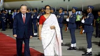 Thủ tướng Sri Lanka Harini Amarasuriya đón Tổng Bí thư, Chủ tịch nước Tô Lâm tại sân bay quốc tế Bandaranaike. 
