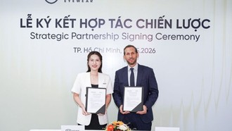 Mr Bakhache Sami - General Director của EssilorLuxottica Việt Nam và bà Hằng Vũ CEO của HMK Eyewear trong buổi lễ ký kết.