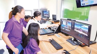 Sinh viên Trường đại học Giáo dục (Đại học Quốc gia Hà Nội) thực hành tại phòng Lab Công nghệ giáo dục.