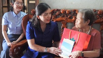 Lãnh đạo tỉnh Quảng Ngãi thăm, tặng quà các gia đình có công với cách mạng tại xã Bình Sơn. (Ảnh minh họa)
