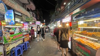 Nhiều thức ăn đường phố không bảo đảm tiêu chuẩn vệ sinh thực phẩm được bày bán công khai. (Ảnh minh họa)