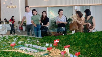 Chị Nguyễn Thị Bình (áo trắng ở giữa) tự tin với lựa chọn đầu tư tại Vinhomes Hải Vân Bay