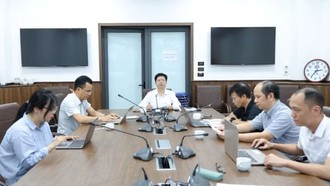 Tiến sĩ, bác sĩ Nguyễn Trọng Khoa, Phó Cục trưởng Cục Quản lý khám, chữa bệnh chủ trì họp chuyên gia rà soát, cập nhật “Hướng dẫn chẩn đoán, điều trị bệnh do virus Ebola".