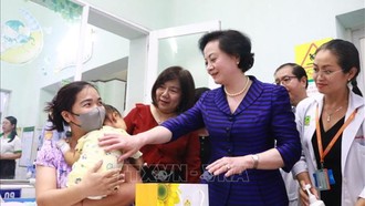 Bí thư Trung ương Đảng, Phó Thủ tướng Phạm Thị Thanh Trà hỏi thăm, động viên thân nhân và bệnh nhi đang điều trị tại Bệnh viện Nhi đồng 2 Thành phố Hồ Chí Minh.