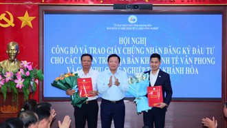 Ông Lê Huyền - Tỉnh Uỷ viên, Phó Chủ tịch UBND tỉnh Khánh Hoà trao Quyết định chấp thuận chủ trương đầu tư đồng thời chấp thuận là nhà đầu tư cho Công ty Cổ phần Khu công nghiệp Stavian.
