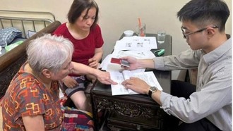 Thành viên Tổ xung kích hành chính công điểm Ô Chợ Dừa - Chi nhánh số 3 hỗ trợ người dân. 