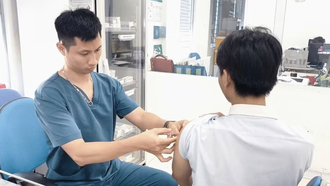 Tiêm vaccine phòng dại cho người bệnh.