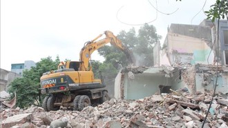 Các đơn vị thi công đang khẩn trương tháo dỡ các ngôi nhà nằm trong vùng dự án, để ban giao mặt bằng sạch cho đơn vị thi công. 