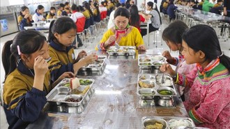 Học sinh được đảm bảo chế độ ăn uống đầy đủ khi học tập tại trường nội trú. 