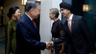 Lãnh đạo Singapore đón Tổng Bí thư, Chủ tịch nước Tô Lâm và Phu nhân tại sân bay Changi, Singapore.