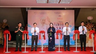 Các đại biểu cắt băng khai mạc triển lãm. 