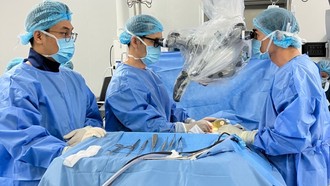Ê-kíp bác sĩ tiến hành phẫu thuật loại bỏ khối u não cho bệnh nhân.