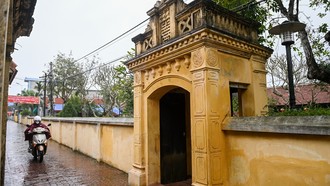 Nhà lưu niệm cố Tổng Bí thư Trường Chinh nằm trong khuôn viên rộng hơn 500m², giữ nguyên lối kiến trúc đặc trưng của vùng đồng bằng Bắc Bộ