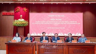 Các đồng chí lãnh đạo Trung ương và thành phố Hà Nội chủ trì Hội nghị sơ kết 1 năm vận hành bộ máy của hệ thống chính trị và chính quyền địa phương 2 cấp trên địa bàn Thủ đô. 
