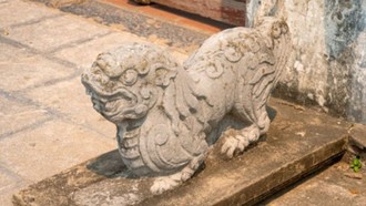 Nghê đá trước cổng Đền Trần - Nam Định. (Ảnh: Phương Nhi)