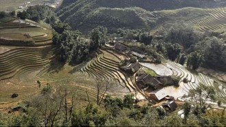 Từ đỉnh Hầu Thào, khách du lịch có thể nhìn thấy thấp thoáng nhà của bà con người Mường giữa những thửa ruộng bậc thang.